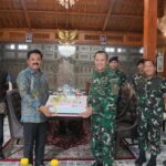 Pangkopassus Anjangsana ke Mantan Panglima TNI Marsekal TNI (Purn) Hadi Tjahjanto Pangkopassus Anjangsana ke Mantan Panglima TNI Marsekal TNI (Purn) Hadi Tjahjanto