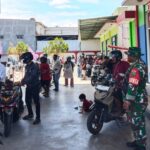 Bantu Kelancaran Operasional Saat Kelangkaan BBM, Babinsa Koramil 1710-02/Timika Bantu Tertibkan Antrian Di SPBU Bantu Kelancaran Operasional Saat Kelangkaan BBM, Babinsa Koramil 1710-02/Timika Bantu Tertibkan Antrian Di SPBU