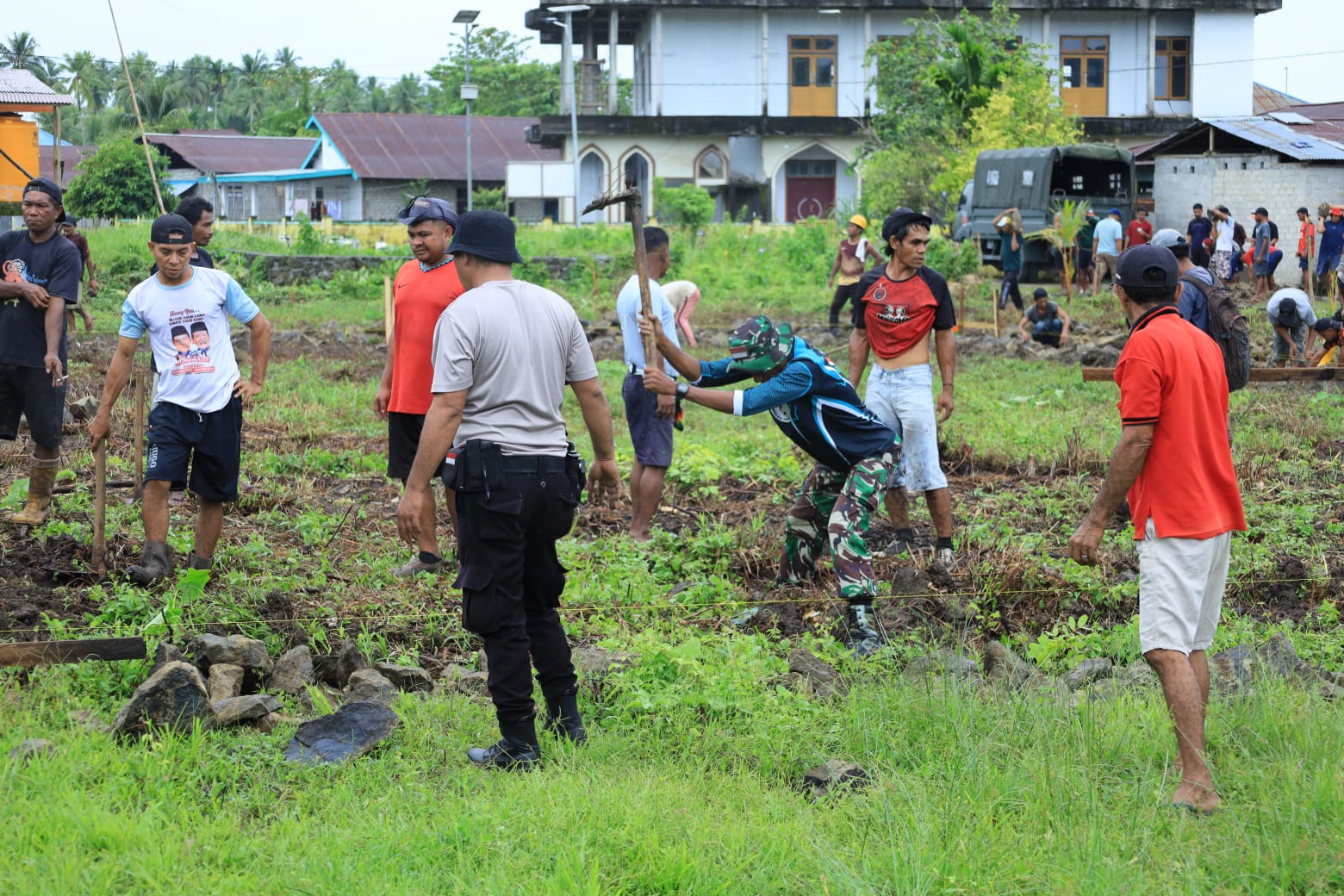 Hari Pertama TMMD ke-126 Kodim 1505/Tidore, Personil Satgas dan Warga Mulai Kerjakan Sasaran Fisik di Desa Wama