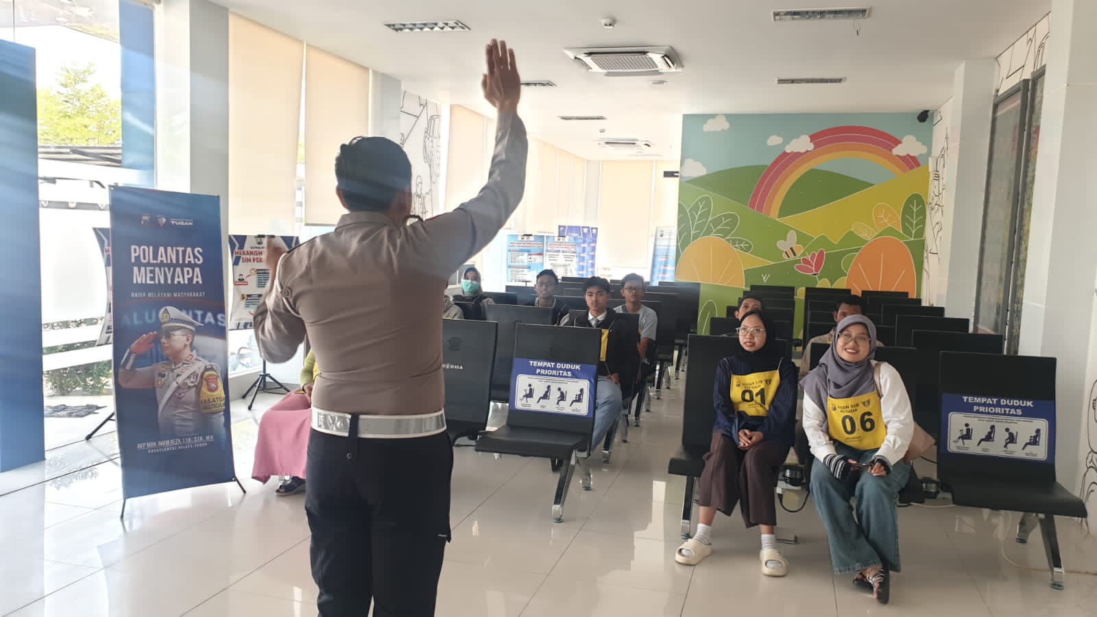 Lewat POLANTAS MENYAPA, Satlantas Polres Tuban Perkuat Edukasi Tertib SIM ke Warga