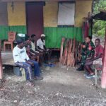 Bahas Keamanan dan Pembangunan, Babinsa Koramil Mapurujaya Laksanakan Komsos dengan Kepala Kampung Hiripau Bahas Keamanan dan Pembangunan, Babinsa Koramil Mapurujaya Laksanakan Komsos dengan Kepala Kampung Hiripau