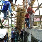 Penuh Semangat, Satgas TMMD Kodim 1505/Tidore dan Warga Gotong Royong Angkat Papan Mal Masjid Penuh Semangat, Satgas TMMD Kodim 1505/Tidore dan Warga Gotong Royong Angkat Papan Mal Masjid