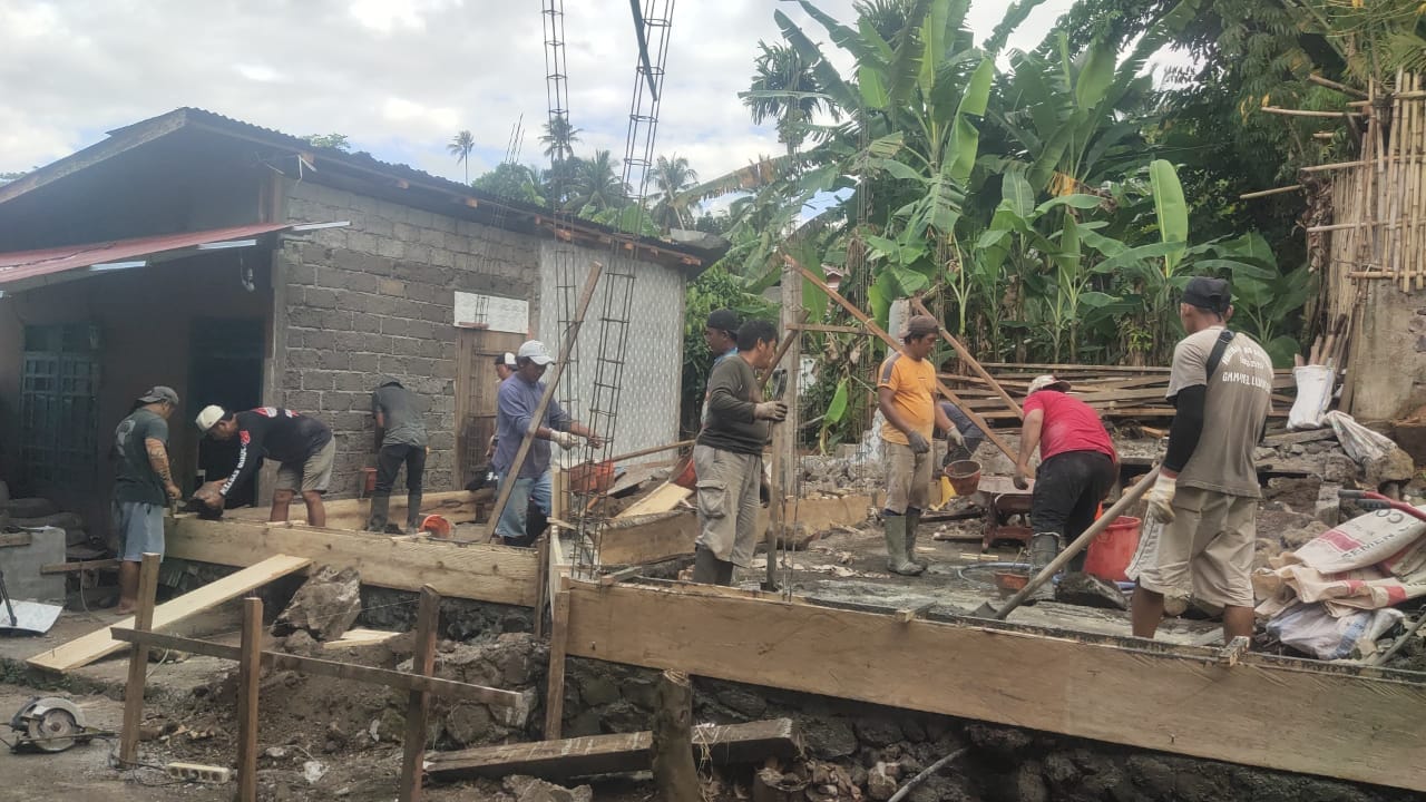 Mapalus Bangkitkan Semangat dan Kebersamaan di Rumah Rosalin Masela Lingkungan Jaga II Kampung Liwutung