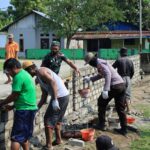 Satgas TMMD Kodim 1505/Tidore Bersama Warga Bangun Pagar Jalan, Bukti Nyata Kemanunggalan TNI-Rakyat