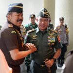 Panglima TNI Dampingi Presiden RI Saksikan Penyerahan Uang Sitaan Hasil Korupsi Rp 13,25 Triliun di Kejaksaan Agung Panglima TNI Dampingi Presiden RI Saksikan Penyerahan Uang Sitaan Hasil Korupsi  Rp 13,25 Triliun di Kejaksaan Agung