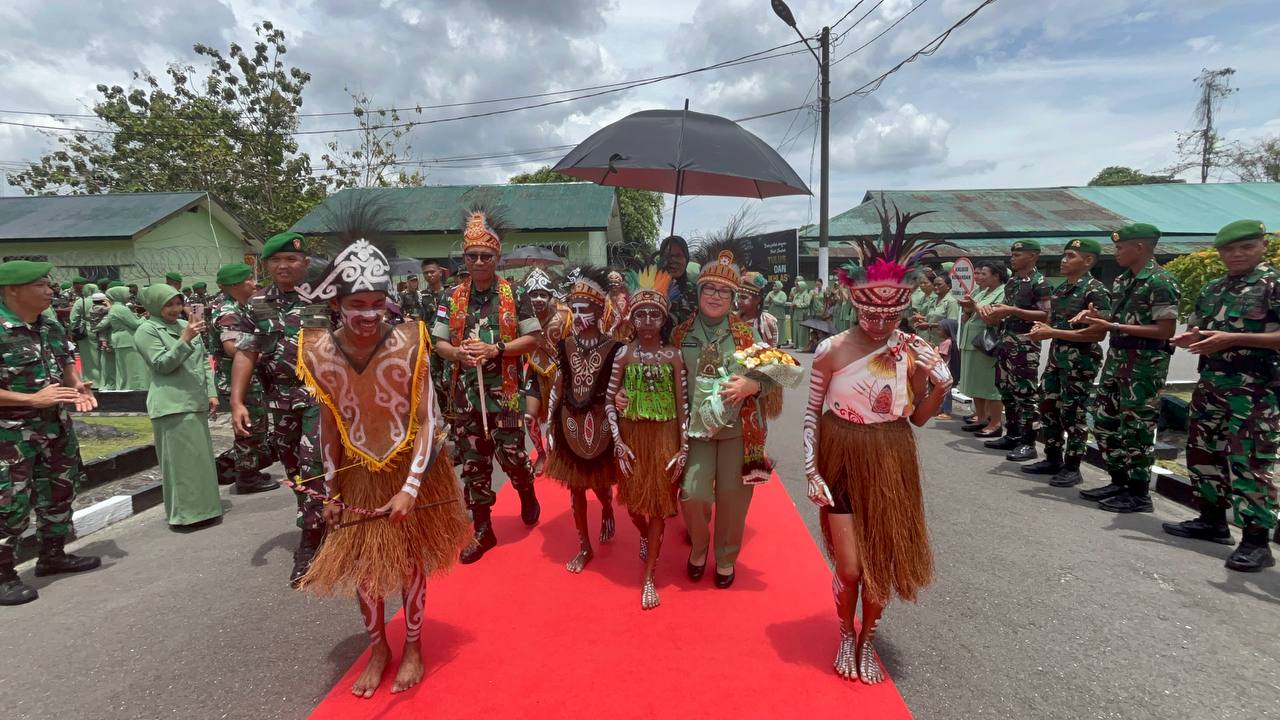 Dandim 1710/Mimika Sambut Kedatangan Pangdam XVII/Cenderawasih Dalam Kunjungan Kerjanya Ke Kodim 1710/Mimika