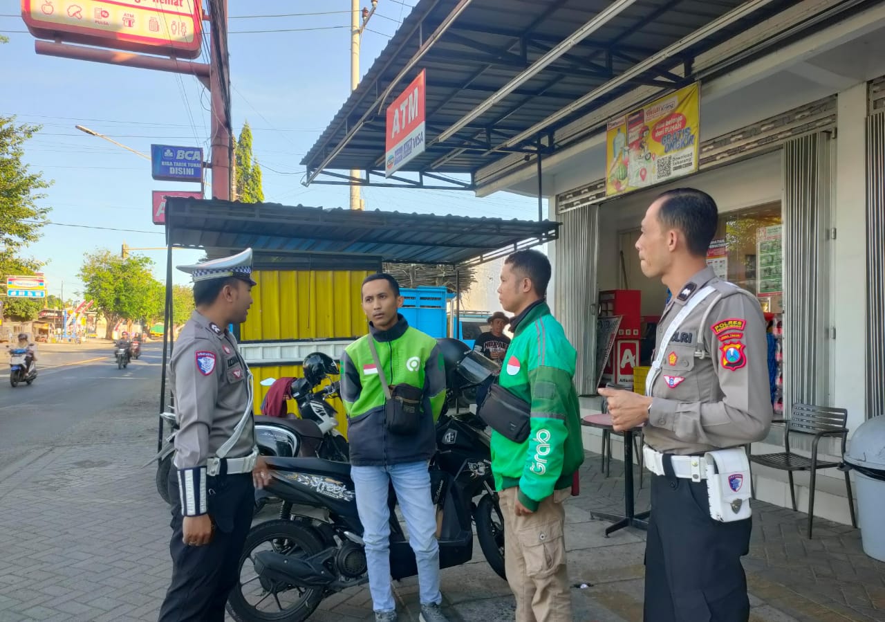 Polantas Menyapa. Memberikan Edukasi Cara Berkendara Yang Benar Pada Komunitas ojol