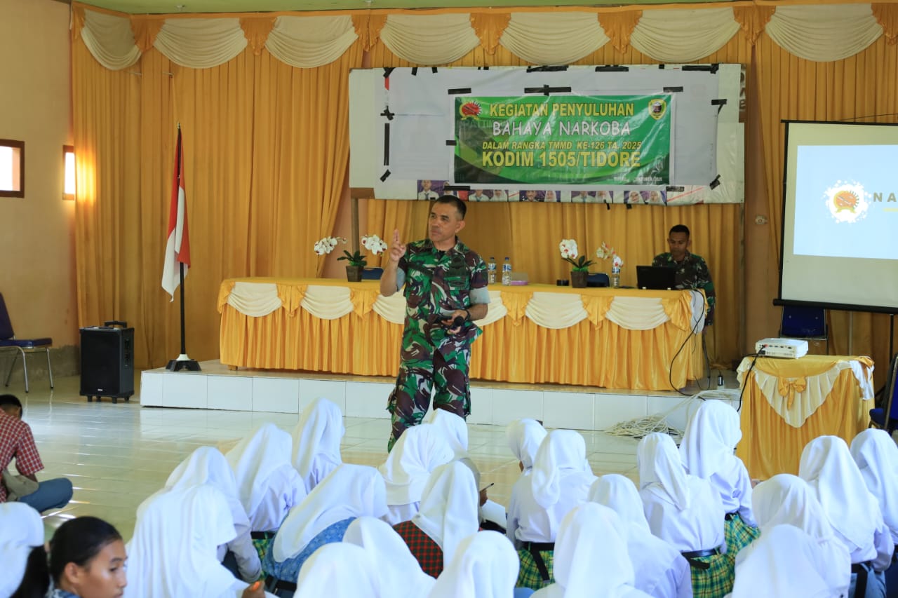 Satgas TMMD ke-126 Kodim 1505/Tidore Berikan Penyuluhan Bahaya Narkoba kepada Pelajar Satgas TMMD ke-126 Kodim 1505/Tidore Berikan Penyuluhan Bahaya Narkoba kepada Pelajar