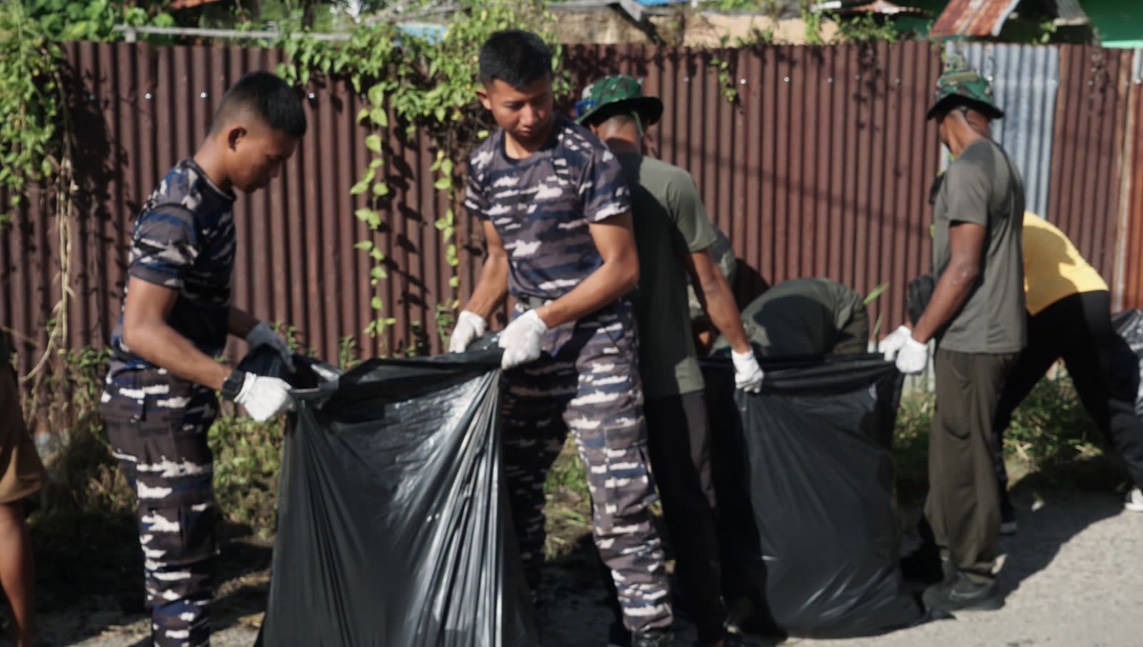 Sinergitas Peduli Lingkungan, Kodaeral XIV Turut Sukseskan Aksi Bersih Serentak Sinergitas Peduli Lingkungan, Kodaeral XIV Turut Sukseskan Aksi Bersih Serentak