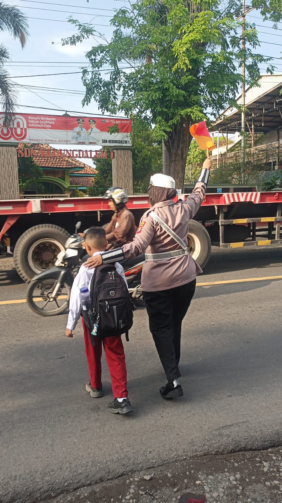 Satlantas Polres Probolinggo Giat Rutin Poros Pagi.bantu siswa siswi. Untuk menyeberangi jalan raya. Satlantas Polres Probolinggo Giat Rutin Poros Pagi.bantu siswa siswi. Untuk menyeberangi jalan raya.