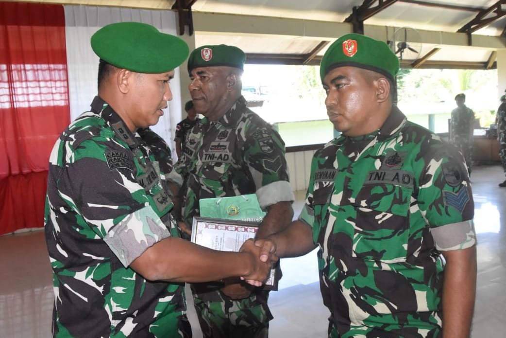 Dandim 1710/Mimika Pimpin Acara Tradisi Korps Pindah Satuan, Masuk Satuan dan Purna Tugas Personel Kodim 1710/Mimika Dandim 1710/Mimika Pimpin Acara Tradisi Korps Pindah Satuan, Masuk Satuan dan Purna Tugas Personel Kodim 1710/Mimika