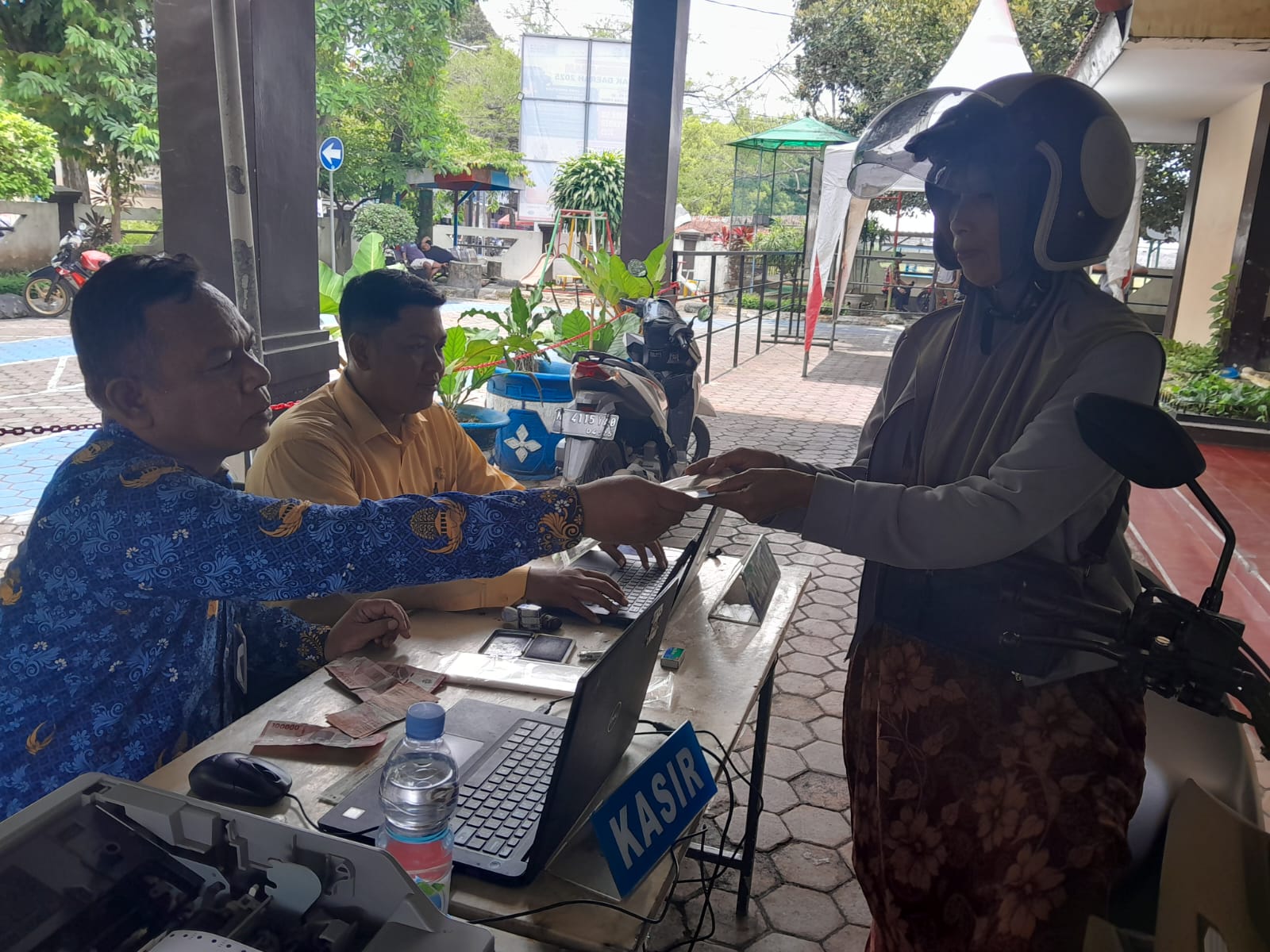 Meningkat, Antusias Wajib Pajak di Samsat Lumajang Selama Perpanjangan Program Pemutihan Pajak Meningkat, Antusias Wajib Pajak di Samsat Lumajang Selama Perpanjangan Program Pemutihan Pajak