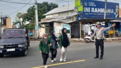 Membantu Para siswa Menyeberang Jalan. Dalam Giat Poros Pagi