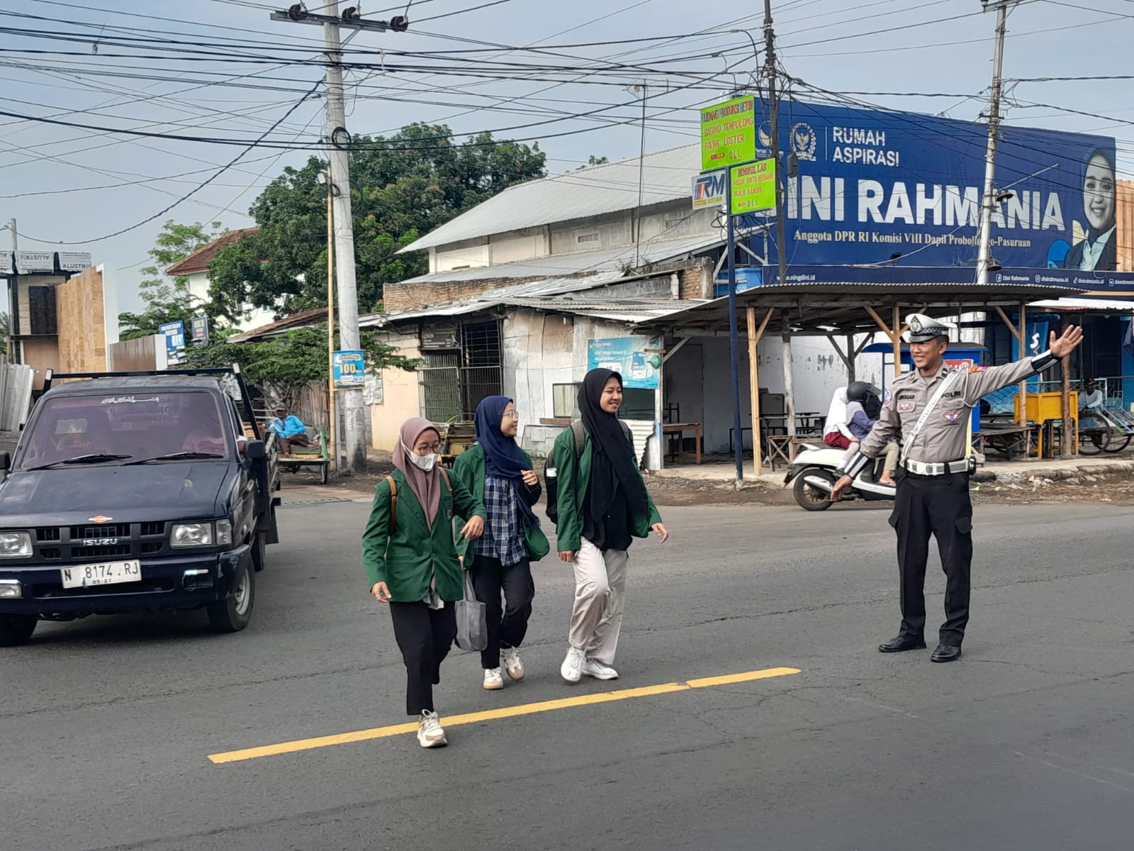 Membantu Para siswa Menyeberang Jalan. Dalam Giat Poros Pagi Membantu Para siswa Menyeberang Jalan. Dalam Giat Poros Pagi