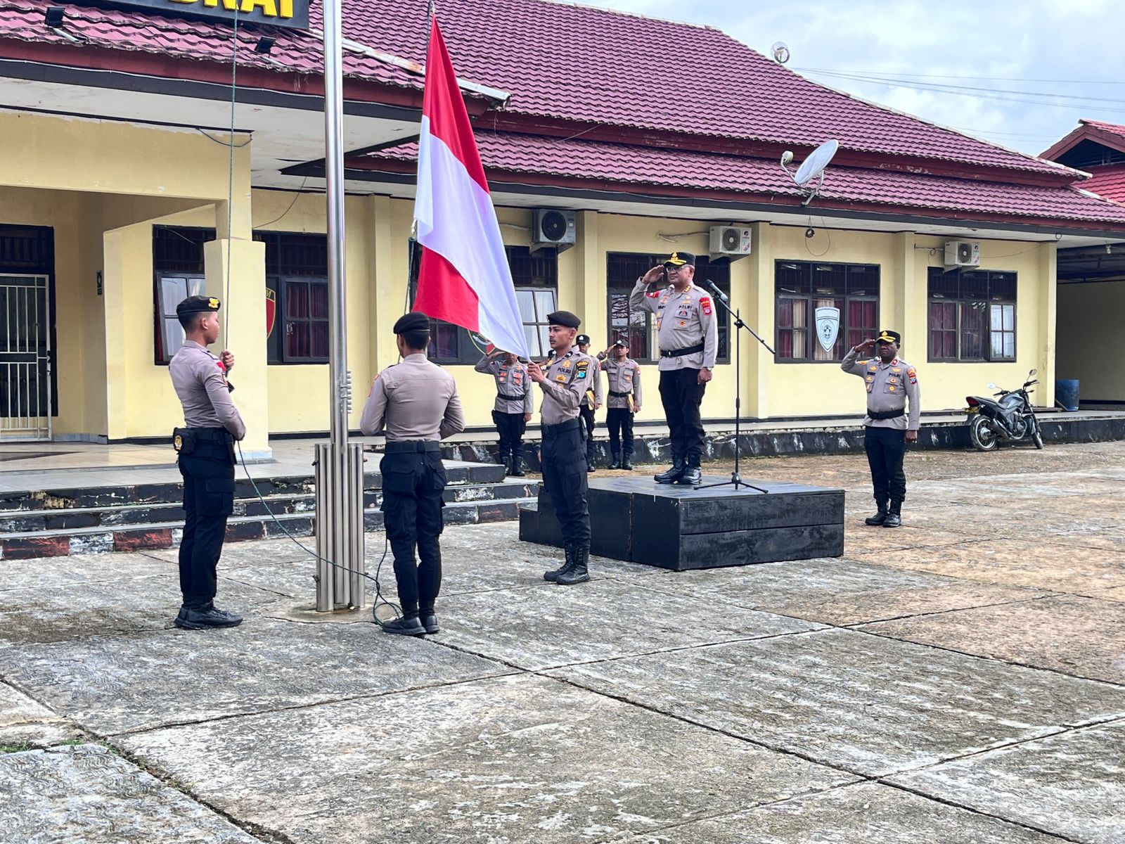 Wakapolda Papua Barat Daya Pimpin Upcara Hari Sumpah Pemuda Ke-97 Di Polres Maybrat Wakapolda Papua Barat Daya Pimpin Upcara Hari Sumpah Pemuda Ke-97 Di Polres Maybrat
