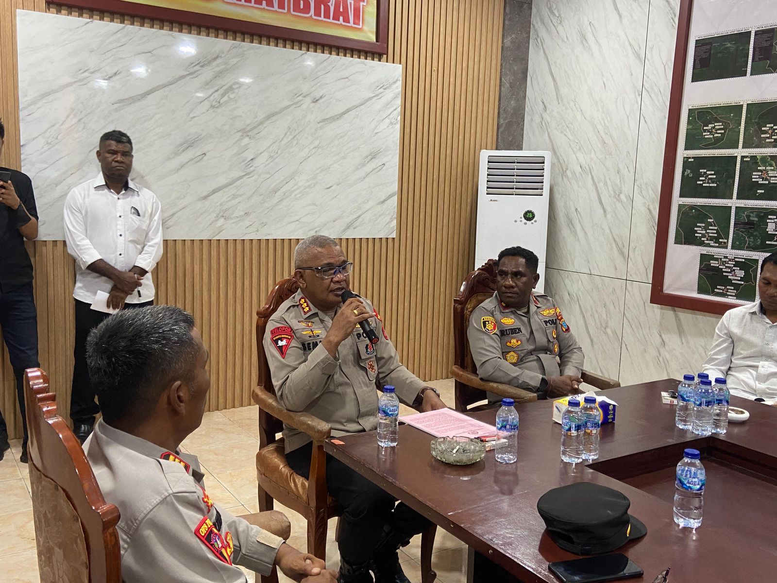 Wakapolda Papua Barat Daya Laksanakan Anev Kinerja Bersama Jajaran Polres Maybrat Wakapolda Papua Barat Daya Laksanakan Anev Kinerja Bersama Jajaran Polres Maybrat