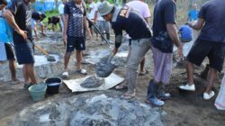 Semangat Kebersamaan, Satgas TMMD dan Warga Desa Wama Bahu Membahu Cor Lapangan Voli