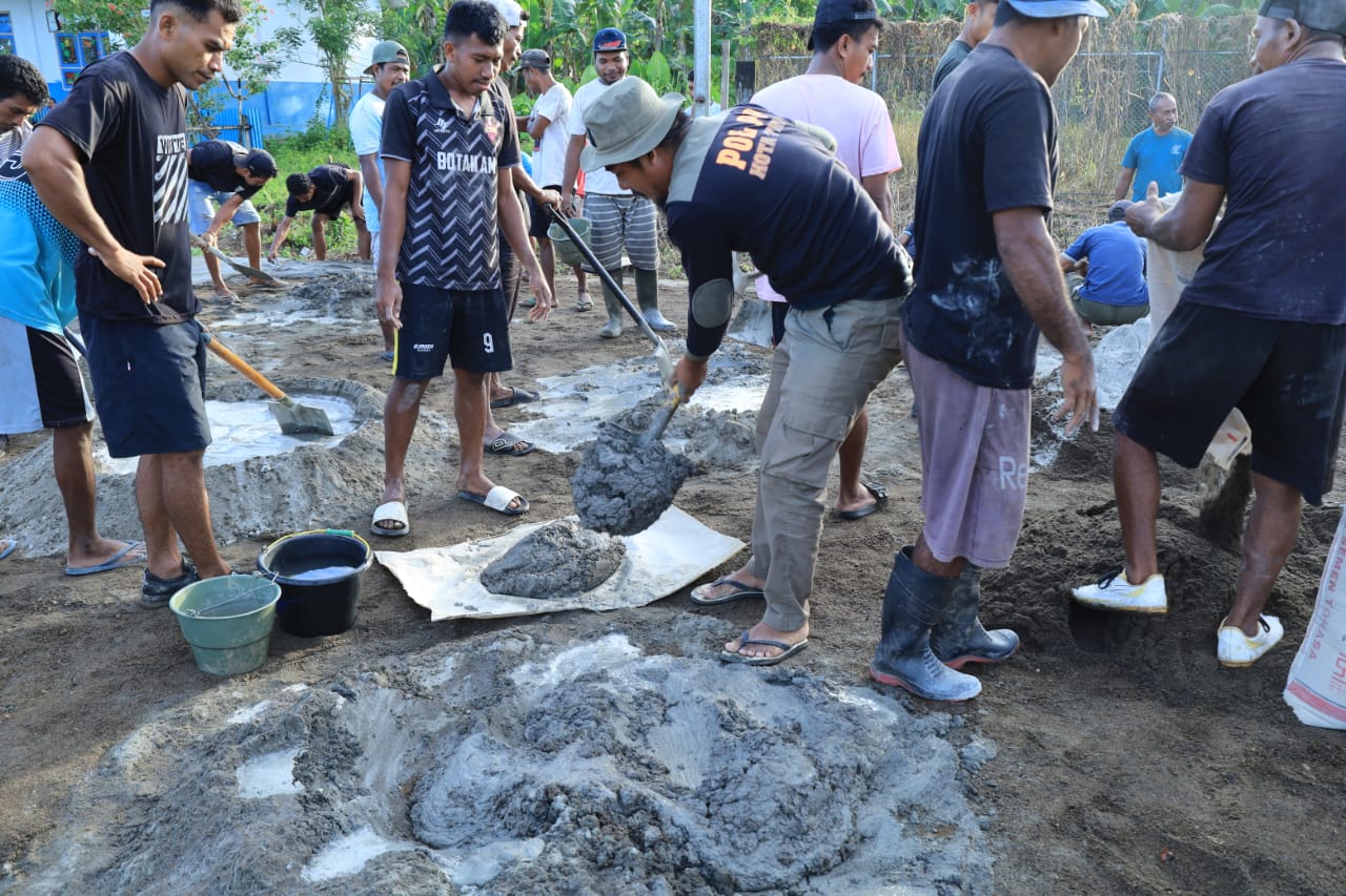 Semangat Kebersamaan, Satgas TMMD dan Warga Desa Wama Bahu Membahu Cor Lapangan Voli Semangat Kebersamaan, Satgas TMMD dan Warga Desa Wama Bahu Membahu Cor Lapangan Voli
