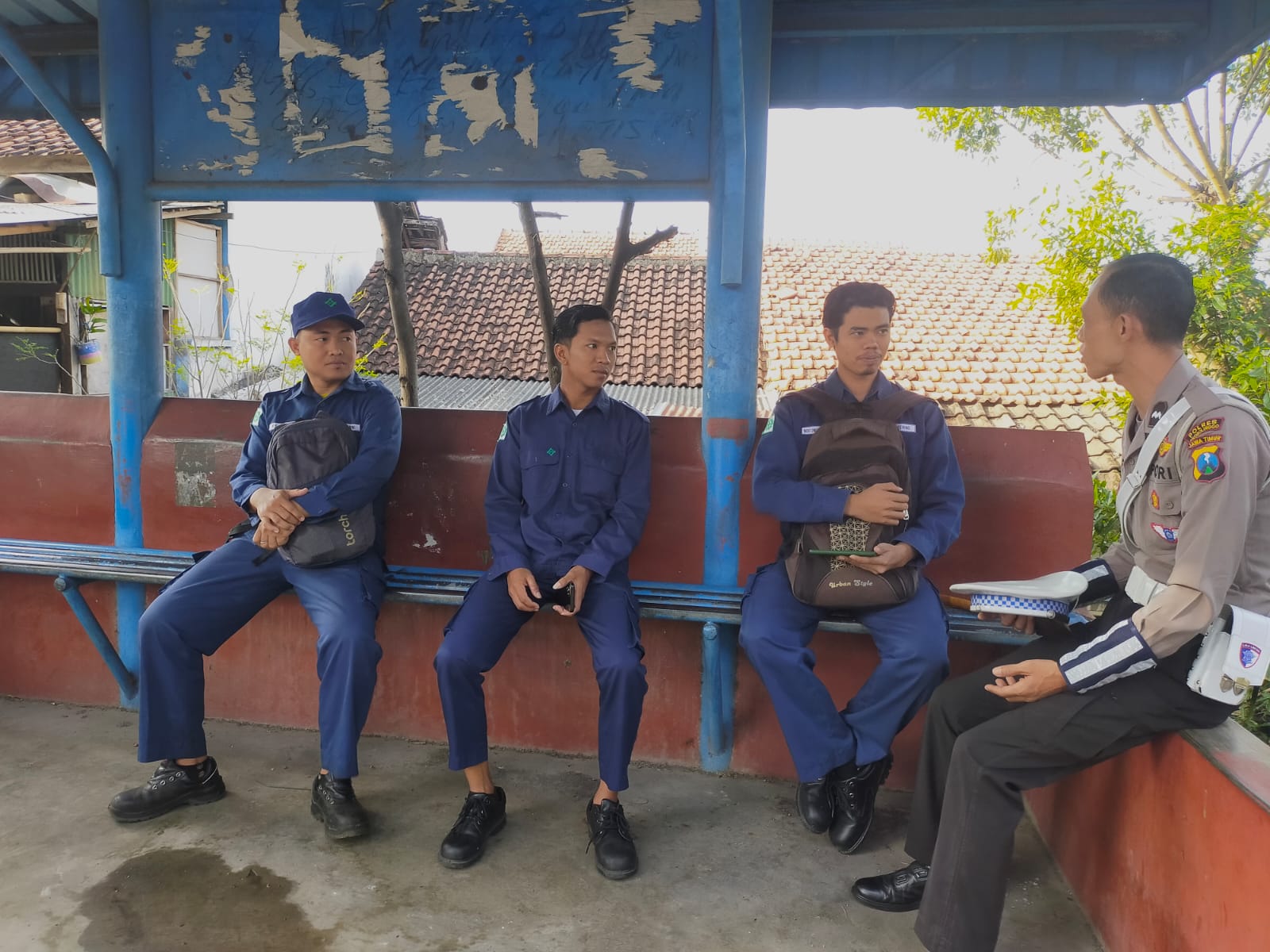 Polantas Berikan himbauan keselamatan Berkendara Pada Karyawan Pabrik kayu Polantas Berikan himbauan keselamatan Berkendara Pada Karyawan Pabrik kayu