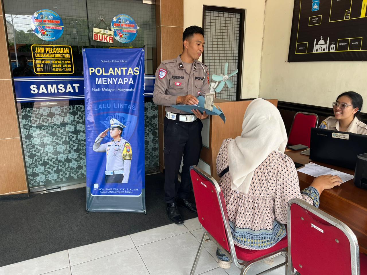 Dari Hati untuk Negeri: Polantas Menyapa Jadi Bukti Polisi Tak Hanya Tegas, Tapi Juga Tulus Dari Hati untuk Negeri: Polantas Menyapa Jadi Bukti Polisi Tak Hanya Tegas, Tapi Juga Tulus