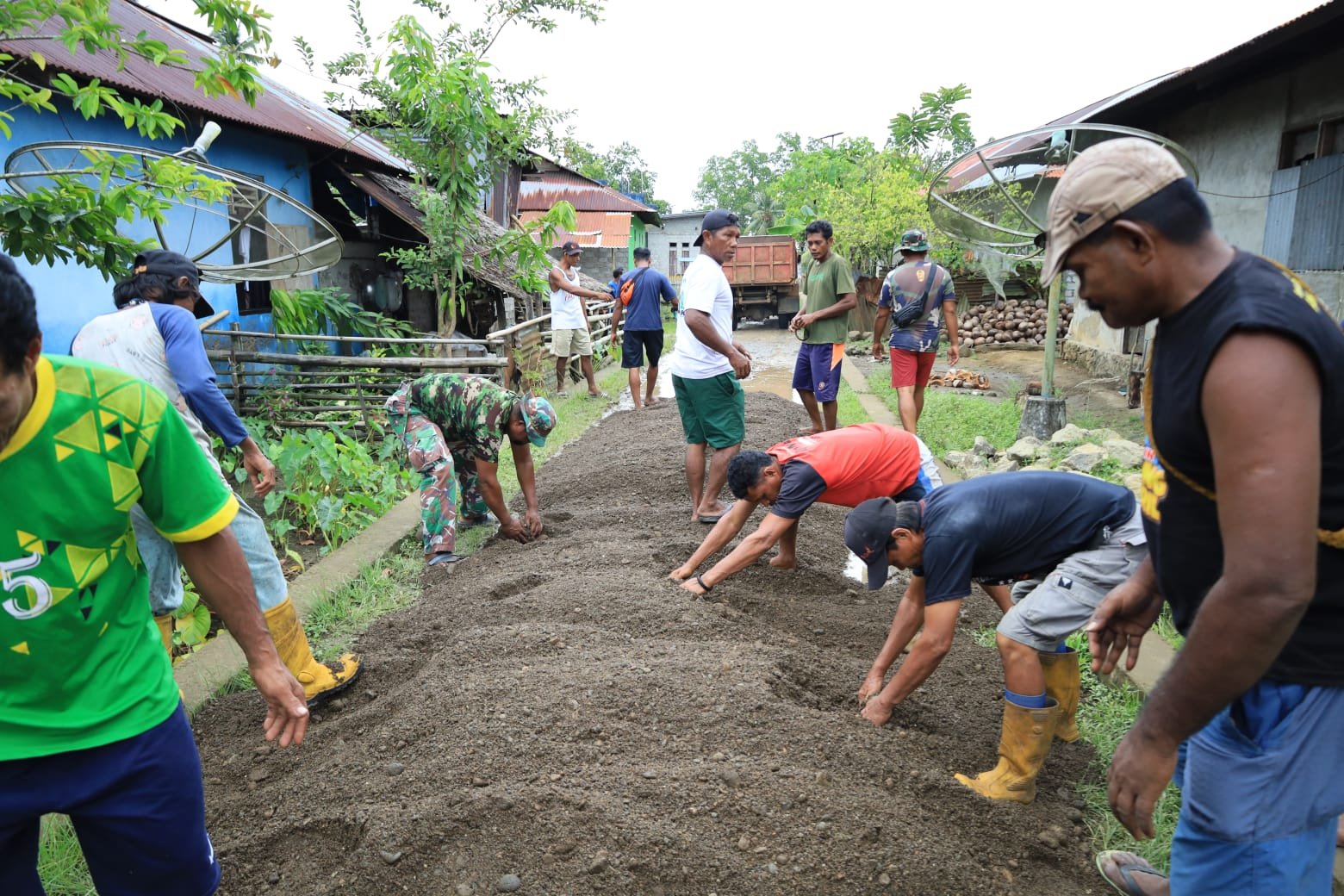 Wujud Kepedulian, Satgas TMMD dan Warga Kompak Perbaiki Jalan Desa Wujud Kepedulian, Satgas TMMD dan Warga Kompak Perbaiki Jalan Desa