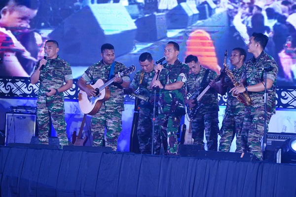 Panglima TNI Hadiri Battle of the Band Festival TNI dan Pengamen Jalanan Panglima TNI Hadiri Battle of the Band Festival TNI dan Pengamen Jalanan