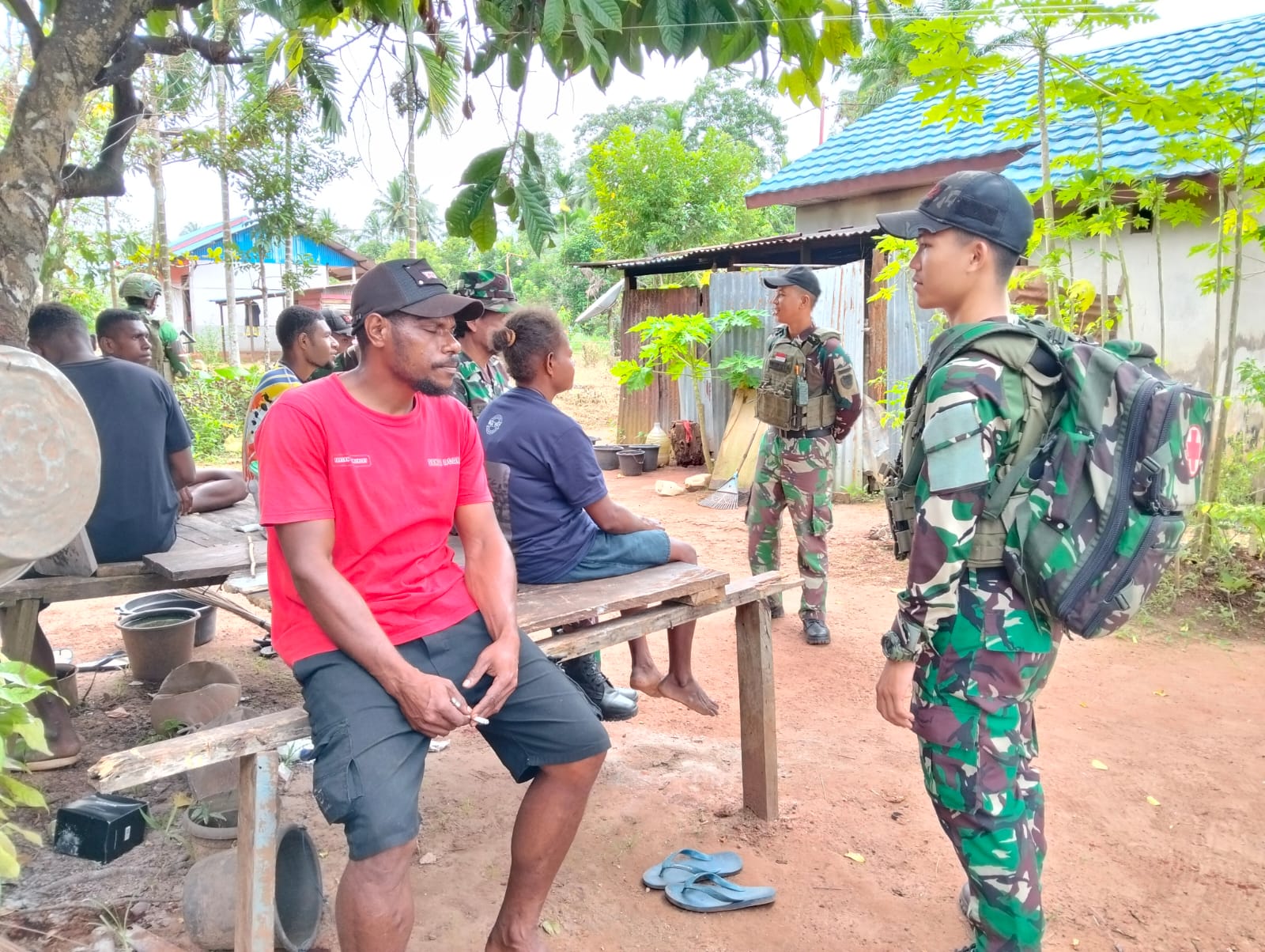 Sinergi TNI & Warga Toray, Wujudkan Kampung Aman dan Tentram Sinergi TNI & Warga Toray, Wujudkan Kampung Aman dan Tentram