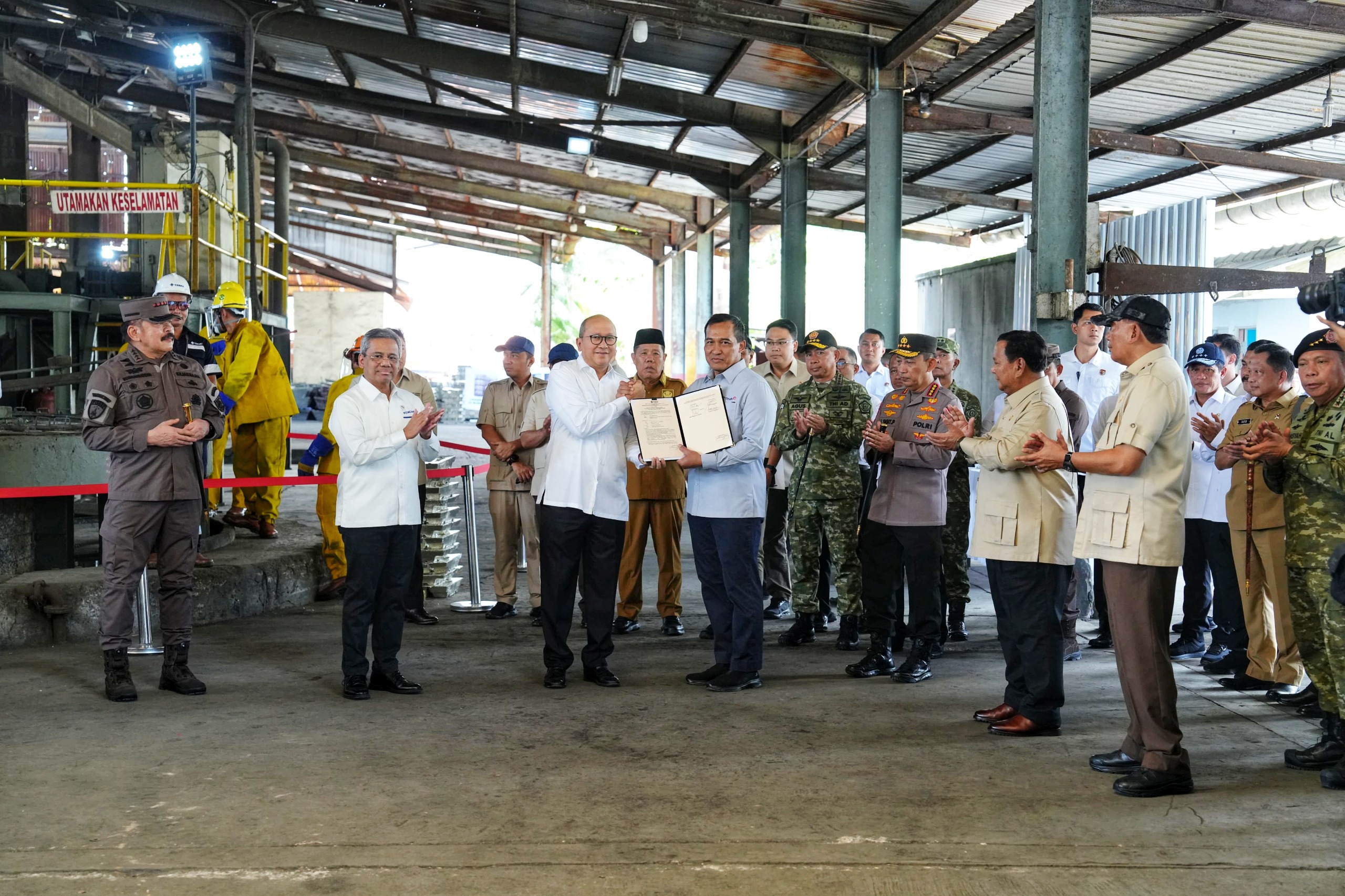 Panglima TNI Bersama Presiden Prabowo Saksikan Penyerahan Aset Rampasan Korupsi untuk PT Timah Panglima TNI Bersama Presiden Prabowo Saksikan Penyerahan Aset Rampasan Korupsi untuk PT Timah
