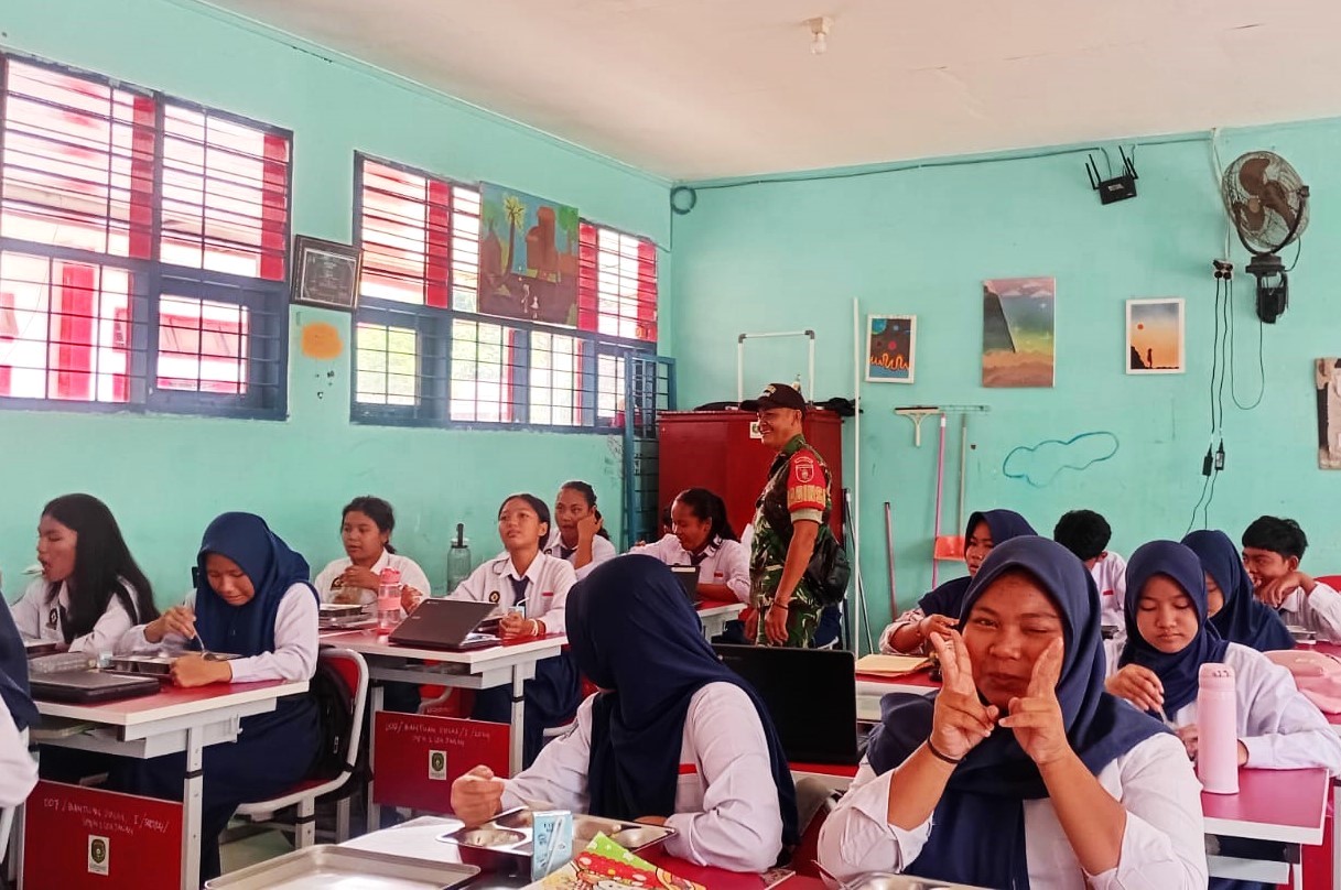 Babinsa Loa Duri Ilir Lakukan Pengawasan Distribusi MBG di SMP Negeri 1 Loa Janan