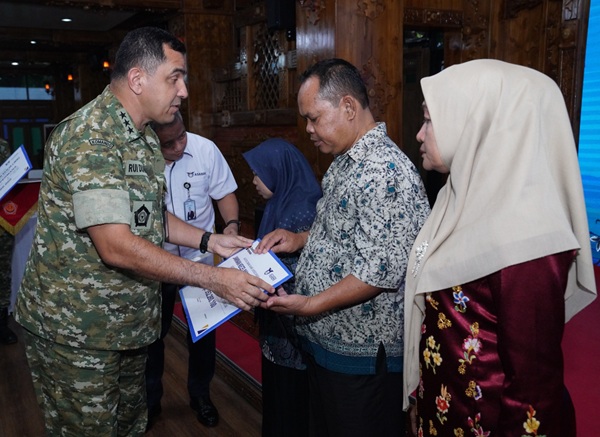 Panglima TNI Serahkan Santunan kepada Ahli Waris Prajurit Gugur Saat Rangkaian HUT ke-80 TNI