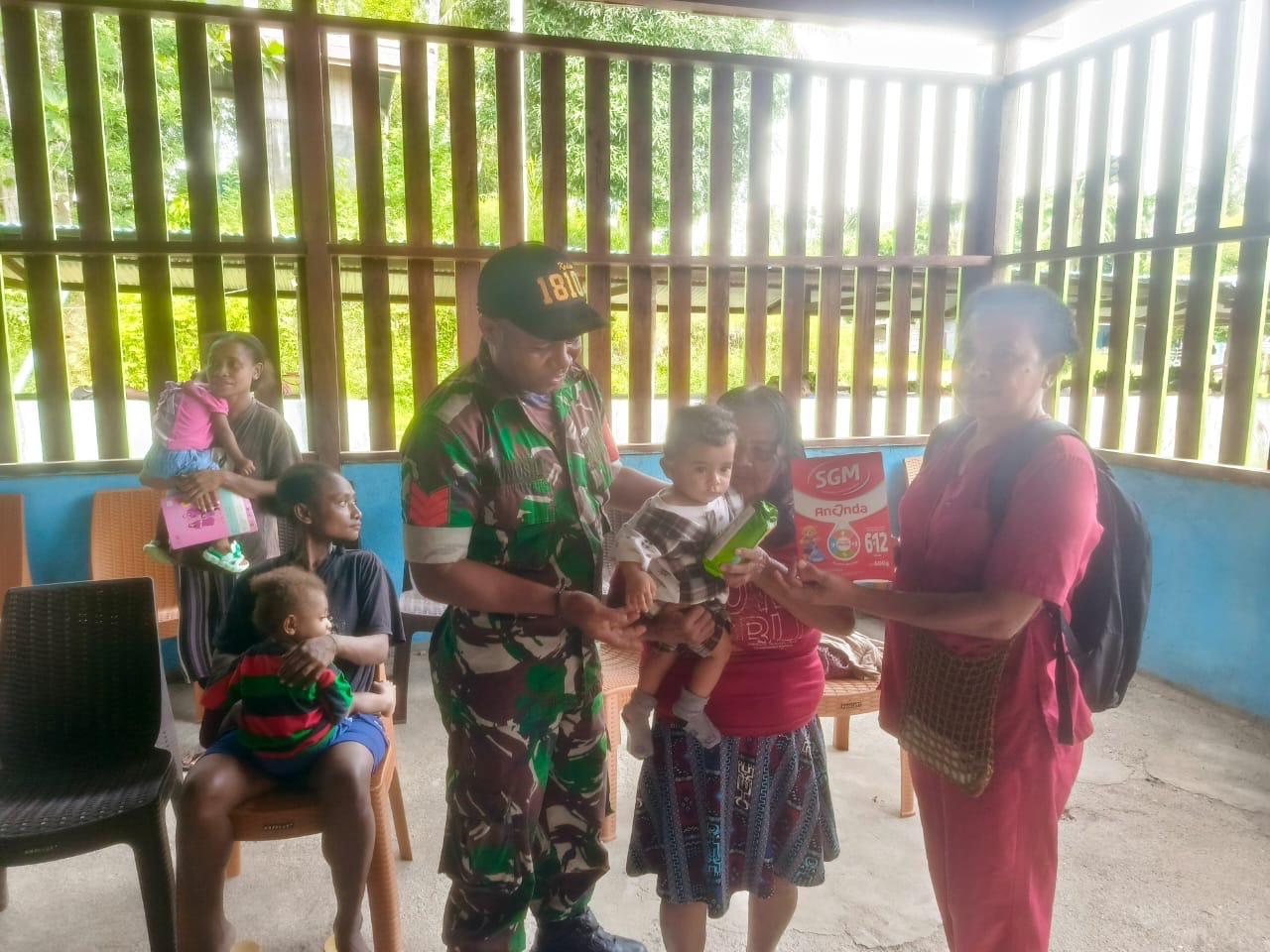 Satgas TMMD Ke-126 Bersama Puskesmas Sausapor Gelar Posyandu Anak di Kampung Bondek