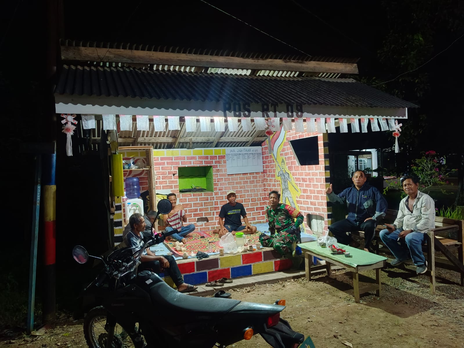 Wujudkan Kemanunggalan TNI Dan Rakyat, Babinsa Bersama Warga Kompak Jaga Kamtibmas Dengan Melakukan Pos Ronda Wujudkan Kemanunggalan TNI Dan Rakyat, Babinsa Bersama Warga Kompak Jaga Kamtibmas Dengan Melakukan Pos Ronda