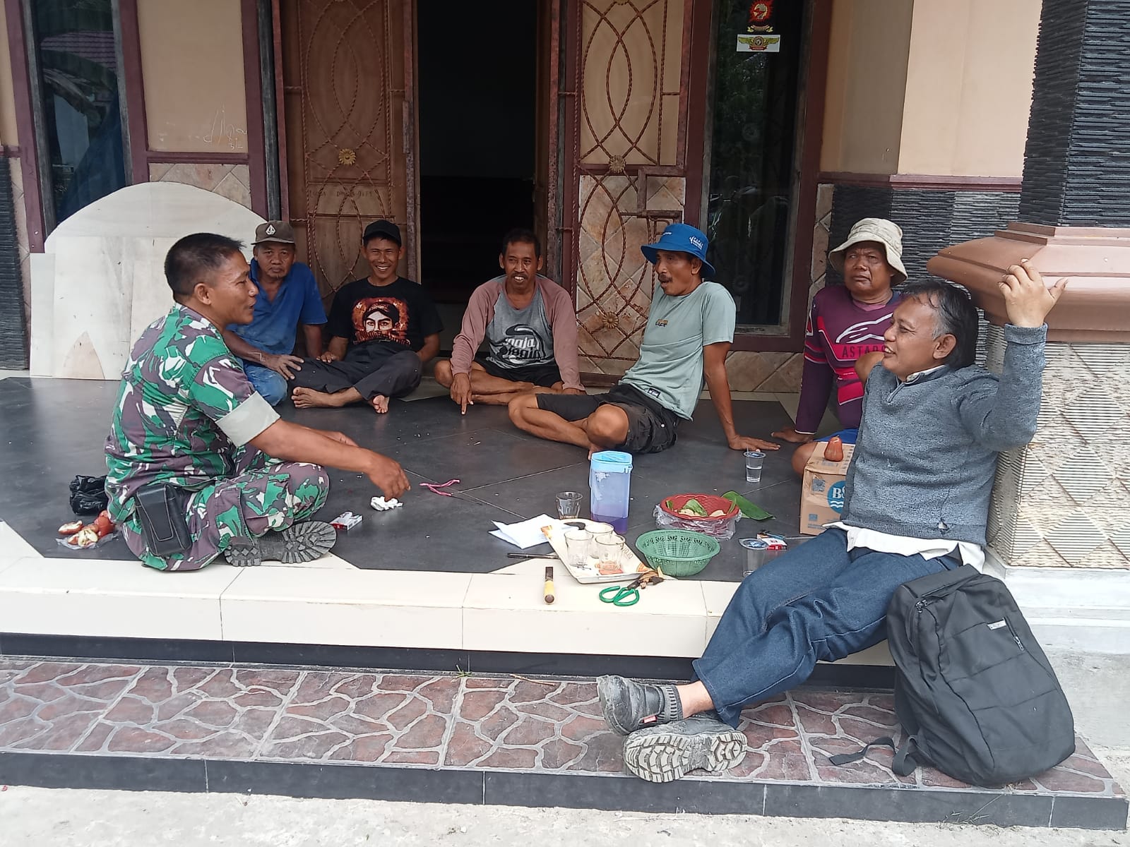 Babinsa Kerta Buana Ciptakan Keakraban dengan Warga Binaan Melalui Komsos
