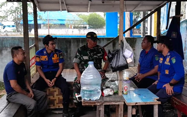 Pererat Hubungan Dan Sinergitas, Babinsa Gelar Komsos Dengan Personel Damkar