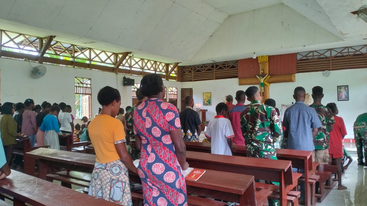 Kokohkan Iman di Perbatasan, Prajurit Kala Hitam Beribadah Bersama Jemaat Yanggandur