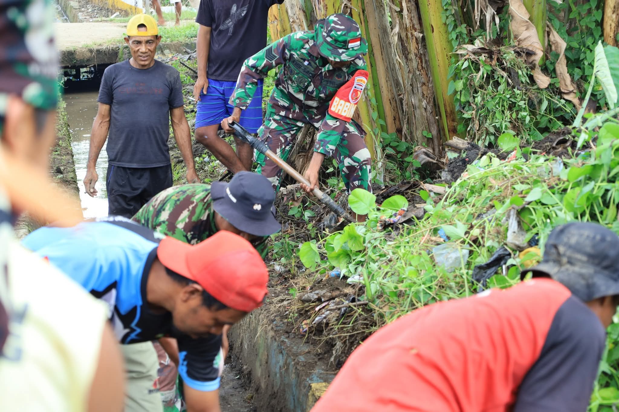 Peduli Lingkungan, Koramil 1505-04/Oba Bersama Masyarakat Bersihkan Selokan