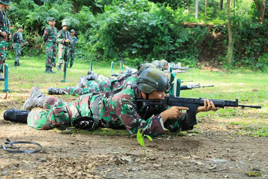 Prajurit Kodim 1505/Tidore Pertajam Naluri Tempur Lewat Latihan Menembak Senjata Ringan Prajurit Kodim 1505/Tidore Pertajam Naluri Tempur Lewat Latihan Menembak Senjata Ringan