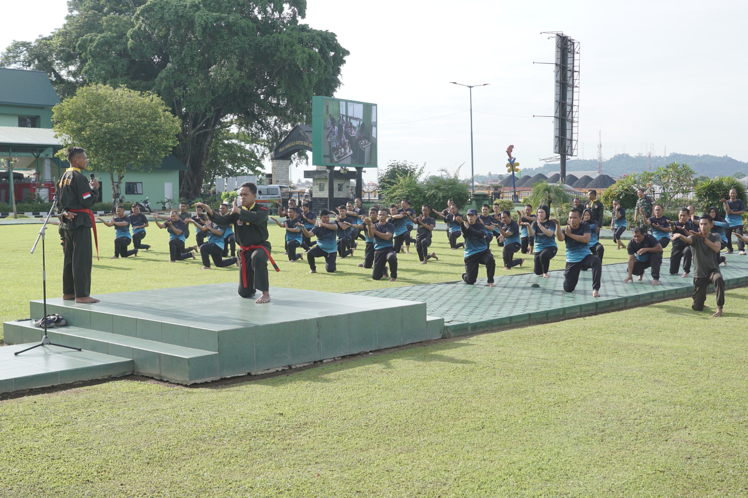 Korem 091/ASN latih pencak silat militer tingkatkan keahlian prajurit