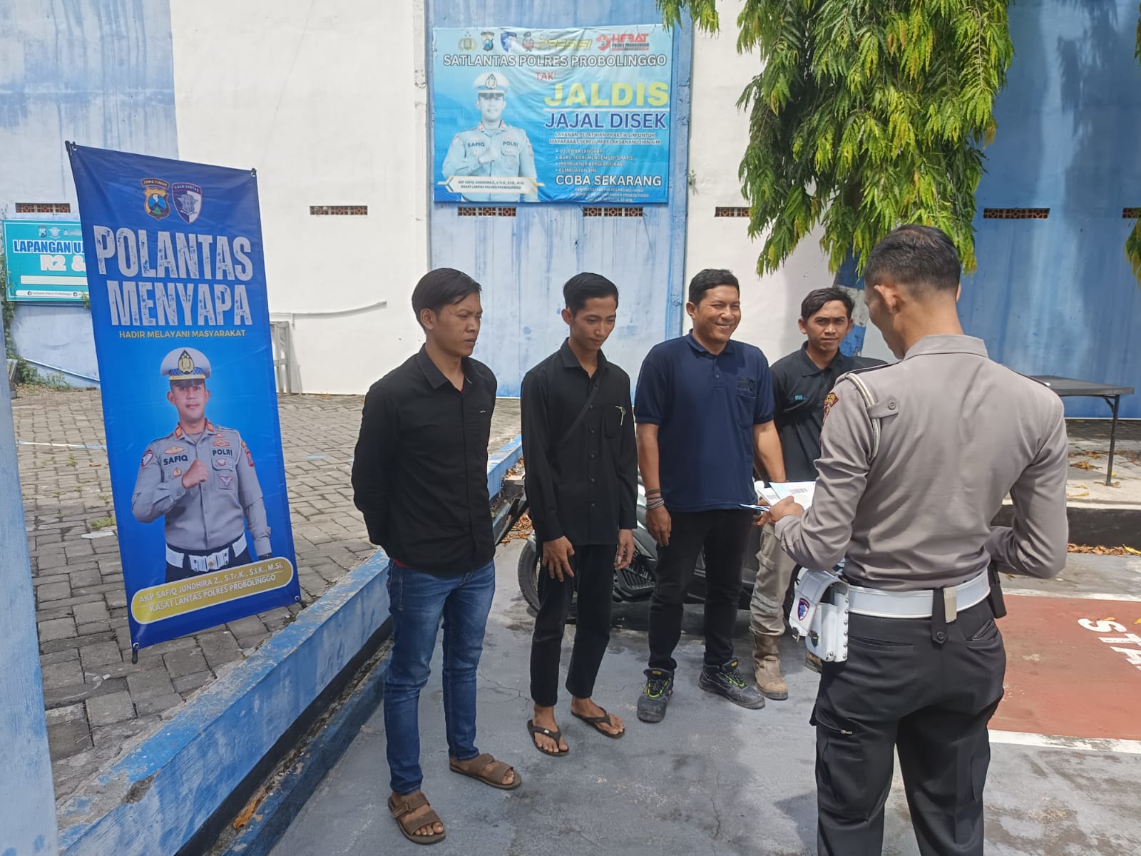 Ajarkan Teknik Dasar Ujian SIM di Satlantas Polres Probolinggo Lewat Program Polantas Menyapa