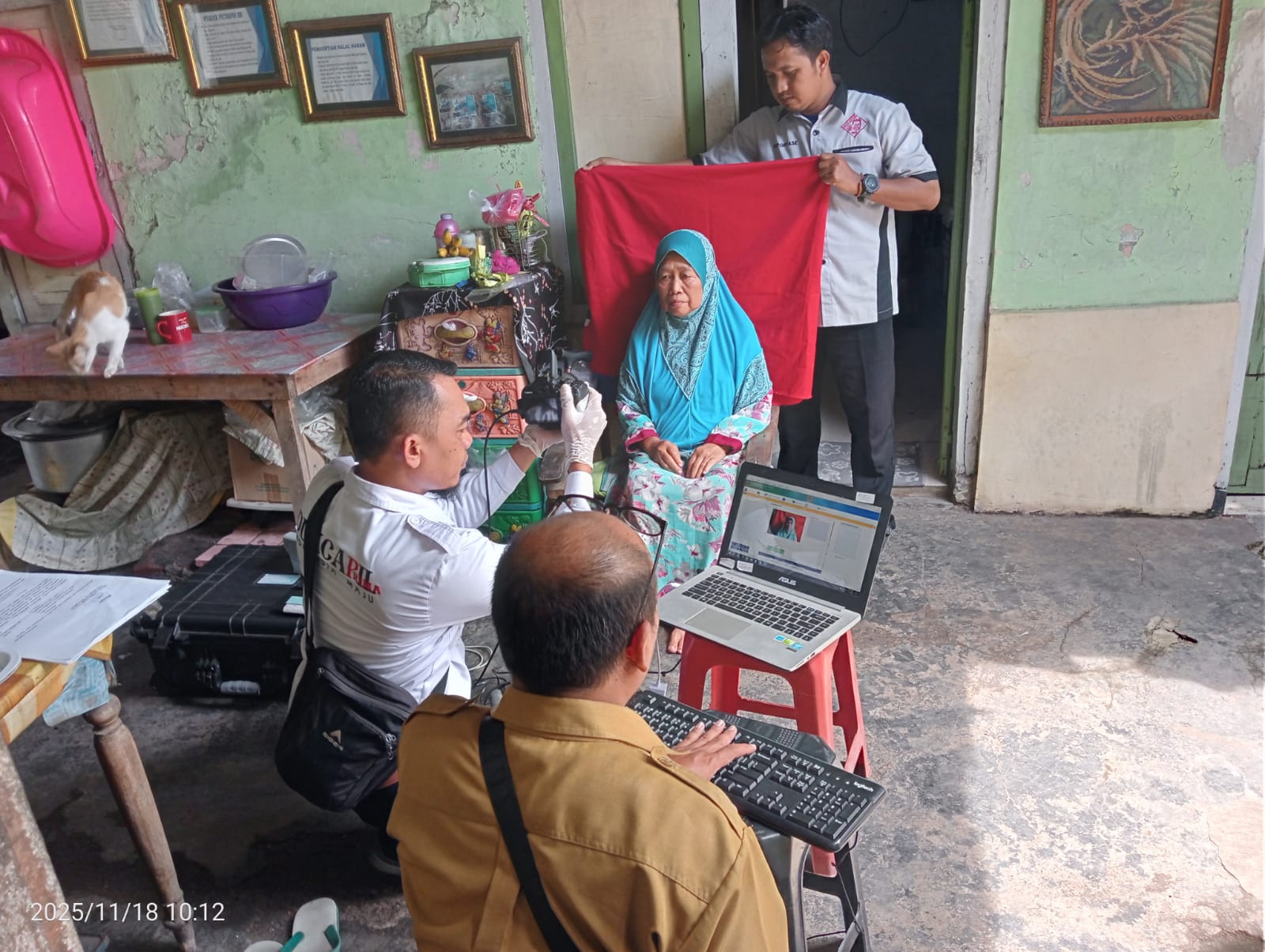 AWPR Bergerak Cepat Bantu Lansia Perekaman e-KTP di Desa Tongas