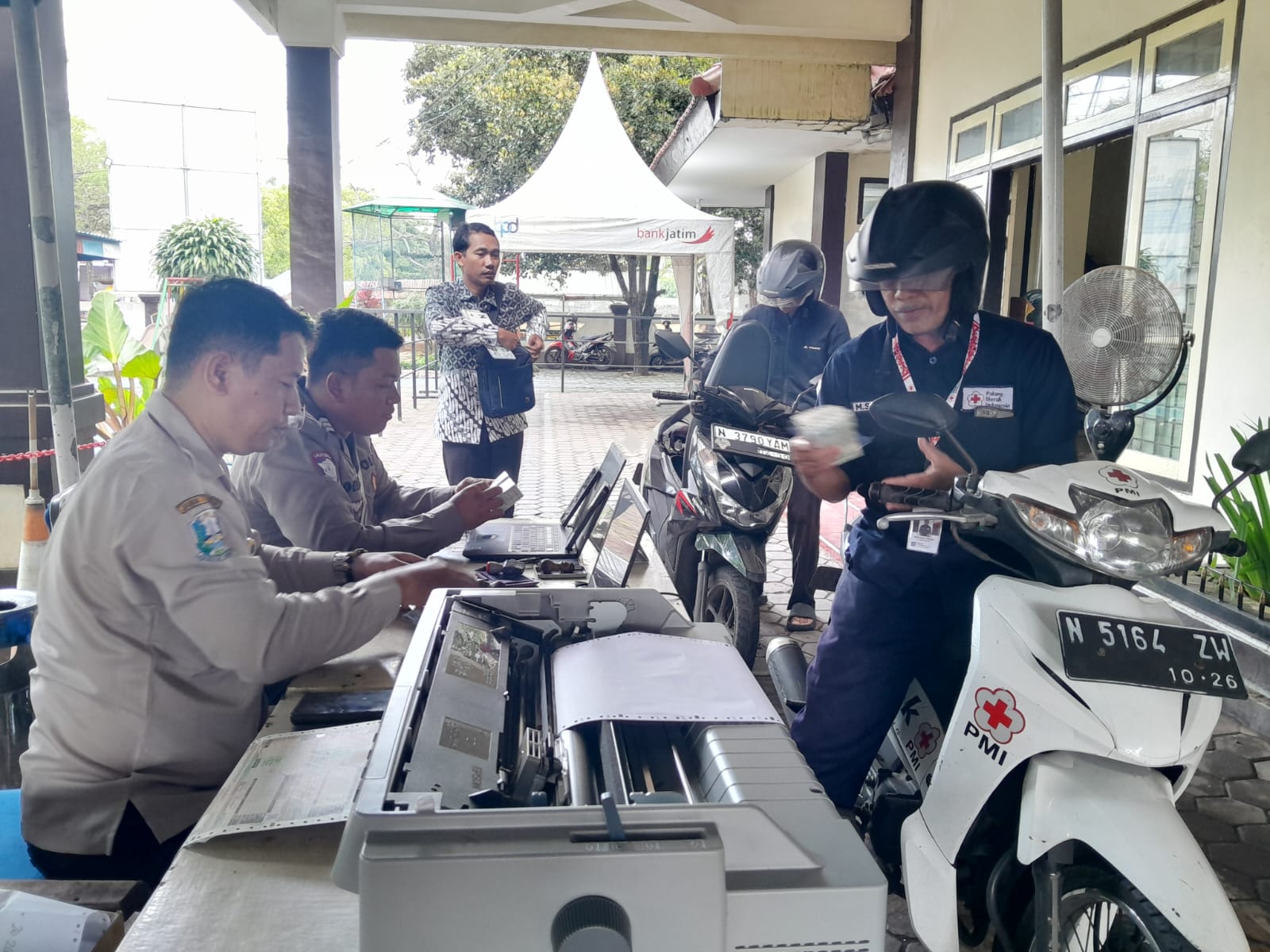 Program “Polantas Menyapa” Pokda jatim sebagai upaya mempererat hubungan antara aparat kepolisian dan masyarakat. khususnya Para wajib Pajak