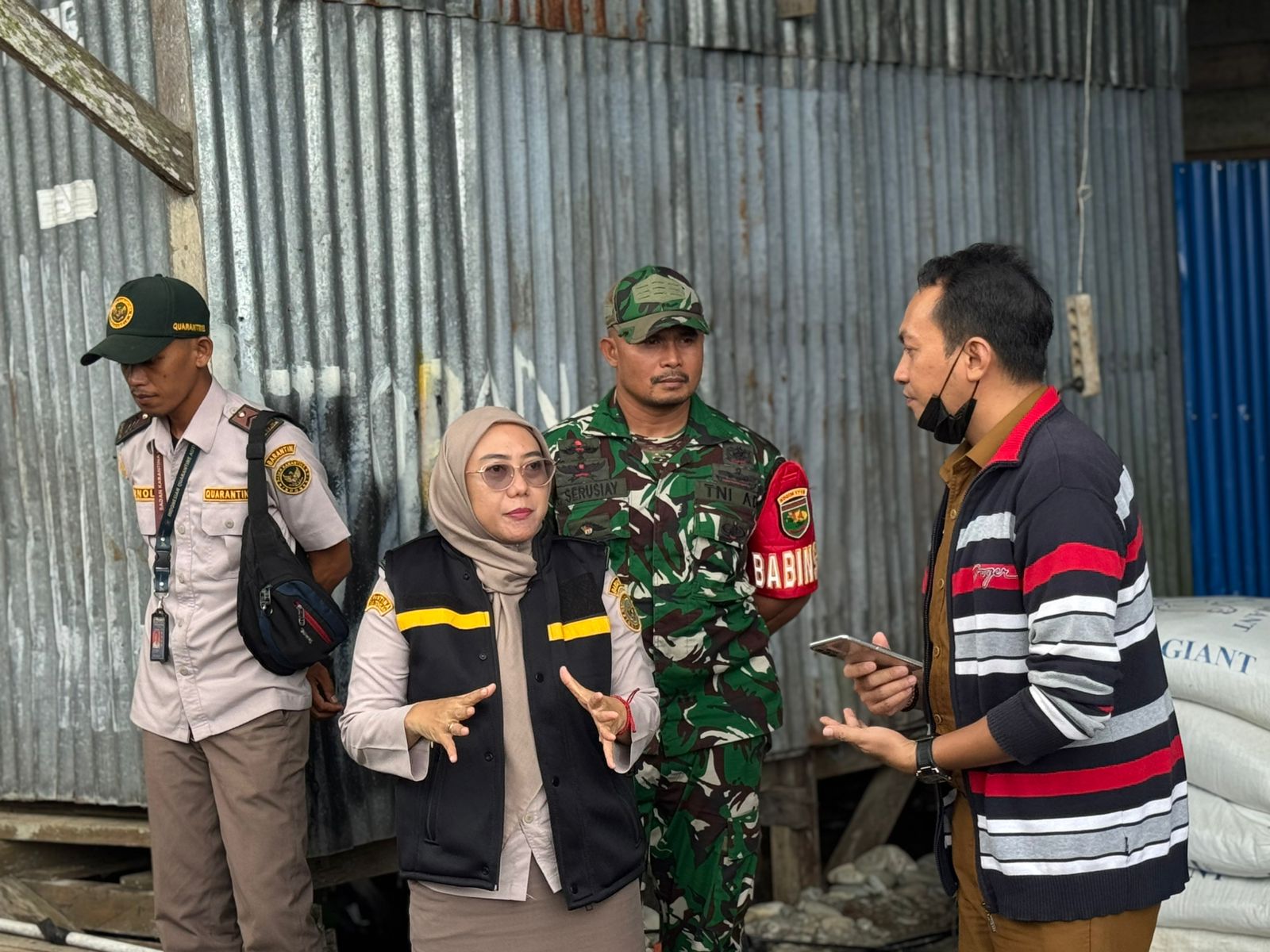 Tindaklanjuti Aduan Warga, Babinsa Koramil Timika Dampingi Tim Gabungan Lakukan Peninjauan Kandang Ayam