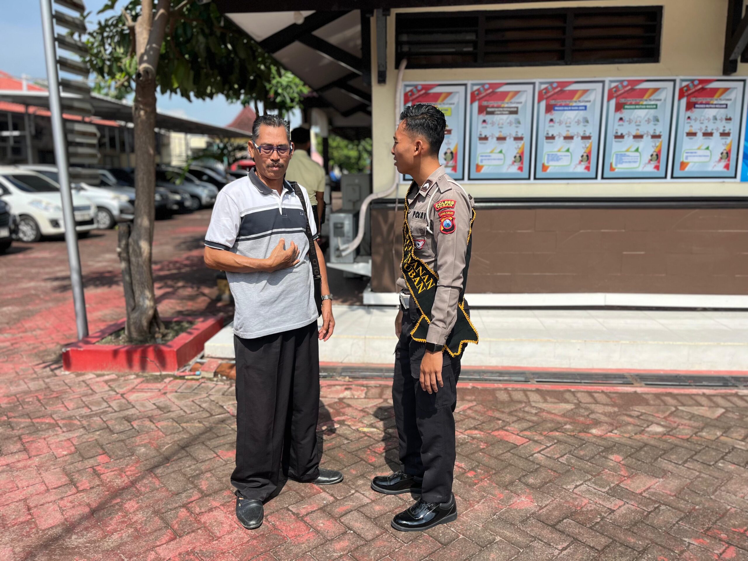 Membantu Tanpa Diminta: Polantas Menyapa Hadir di Tengah Aktivitas Pagi