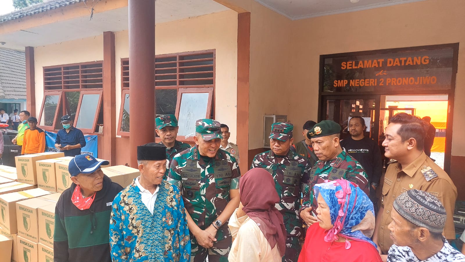 Pangdam Berikan Bantuan Berupa Paket Sembako, Dan Perlengkapan harian, kebutuhan balita Kepedulian TNI Kepada Warga Terdampak Erupsi