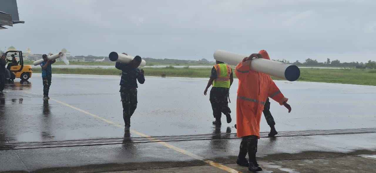 Tower PLN Roboh Dihantam Banjir, TNI Gerak Cepat Bantu Pulihkan Kelistrikan di Aceh Tower PLN Roboh Dihantam Banjir, TNI Gerak Cepat Bantu Pulihkan Kelistrikan di Aceh