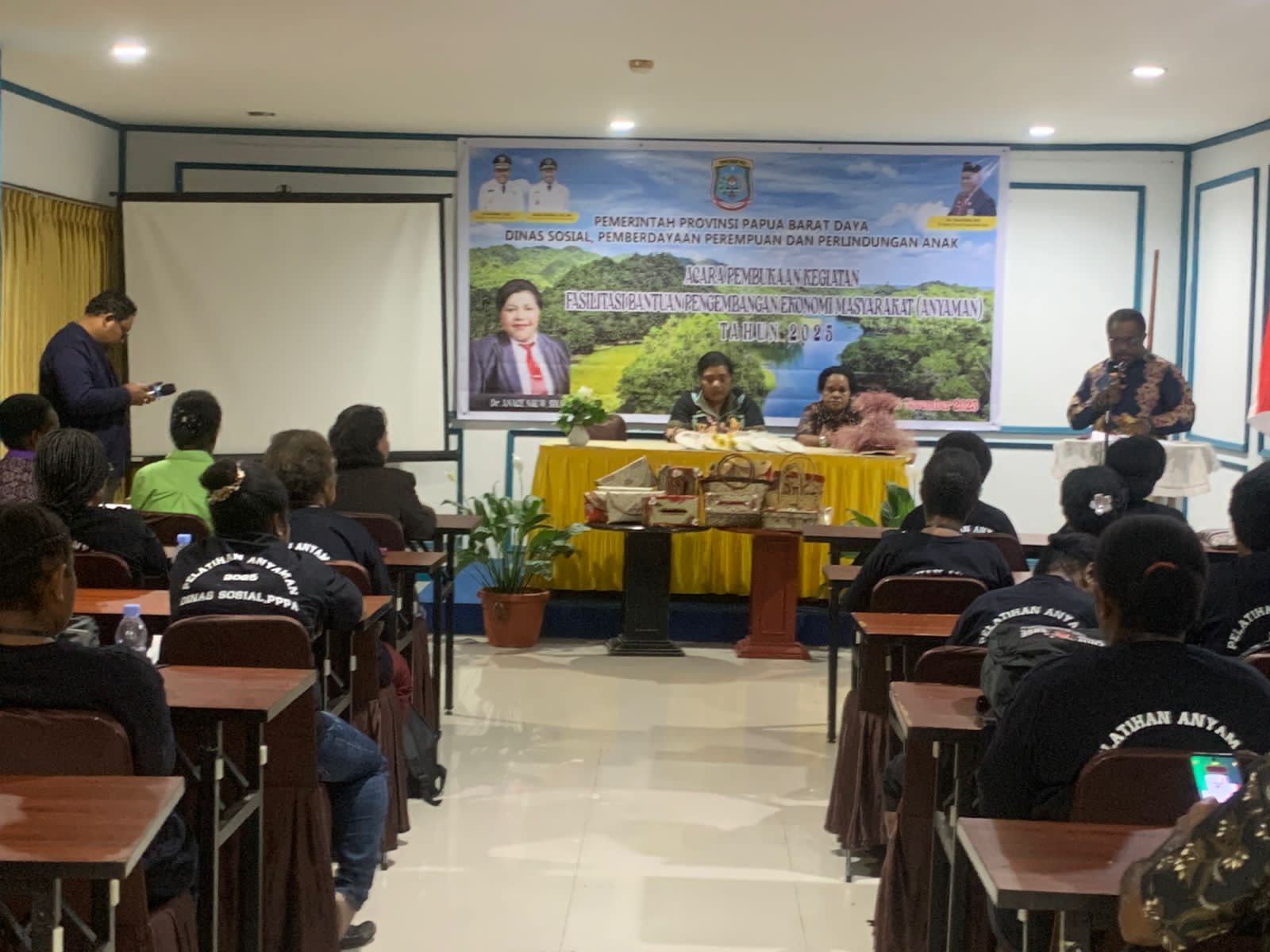 Kepala Dinas Sosial PBD Resmi Tutup Pelatihan Anyaman 2025: Dorong Ekonomi Lokal dan Pemberdayaan Mama-Mama Papua
