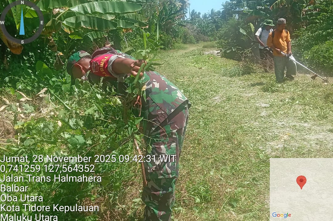 Babinsa Koramil 1505-05/Sofifi Ajak Warga Bersihkan Rumput di Pinggir Jalan Desa Barbar