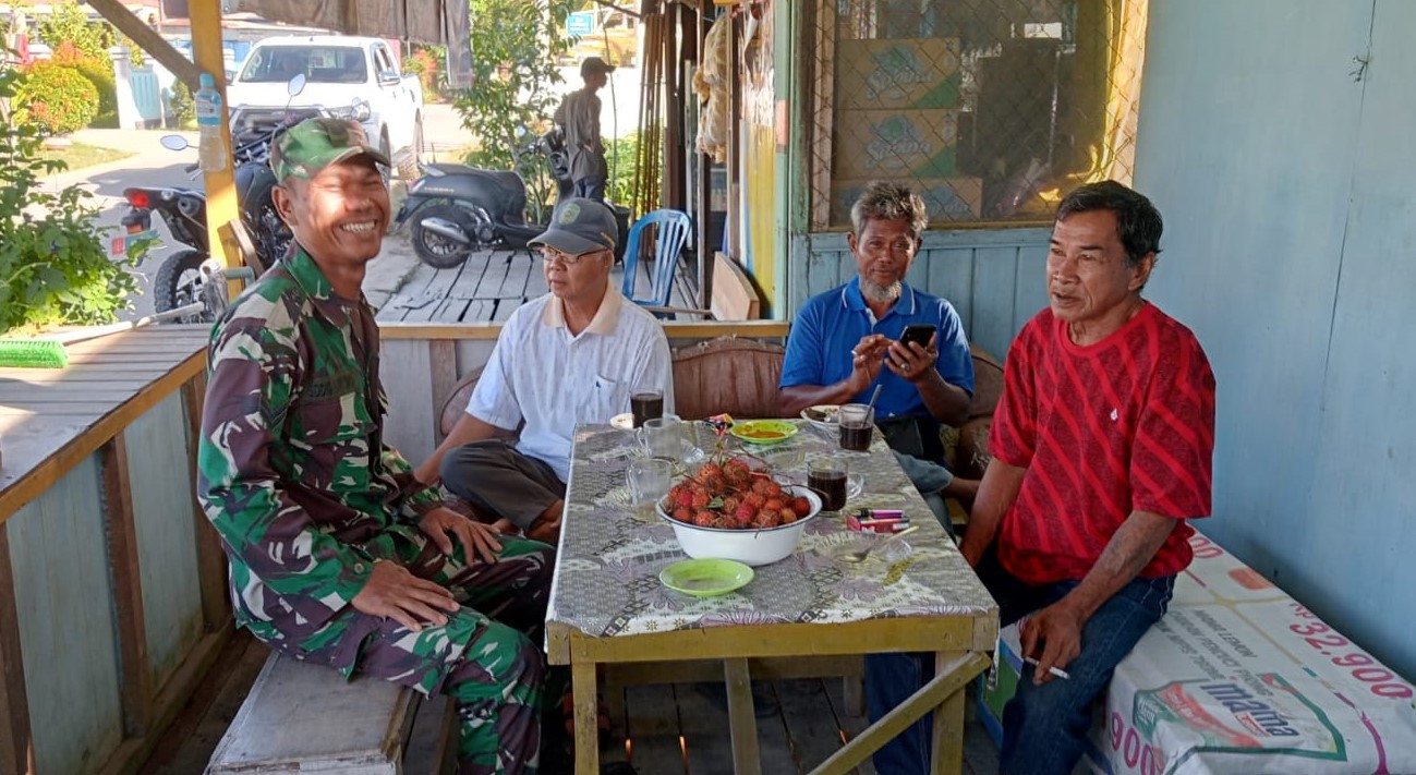 Babinsa Koramil 14/ Tenggarong Seberang Ciptakan Keakraban dengan Warga Binaan Melalui Komsos Babinsa Koramil 14/ Tenggarong Seberang Ciptakan Keakraban dengan Warga Binaan Melalui Komsos
