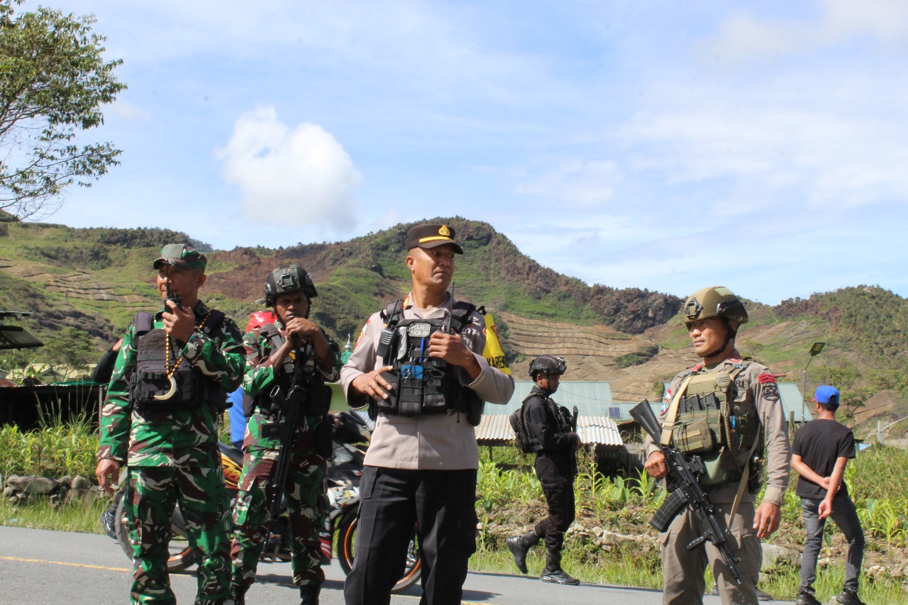 Kodim 1714/Puncak Jaya Gelar Patroli Bersama TNI-Polri Hadir Tak Sekadar Pengamanan, Tapi Wujud Kepedulian untuk Masyarakat Aman dan Nyaman