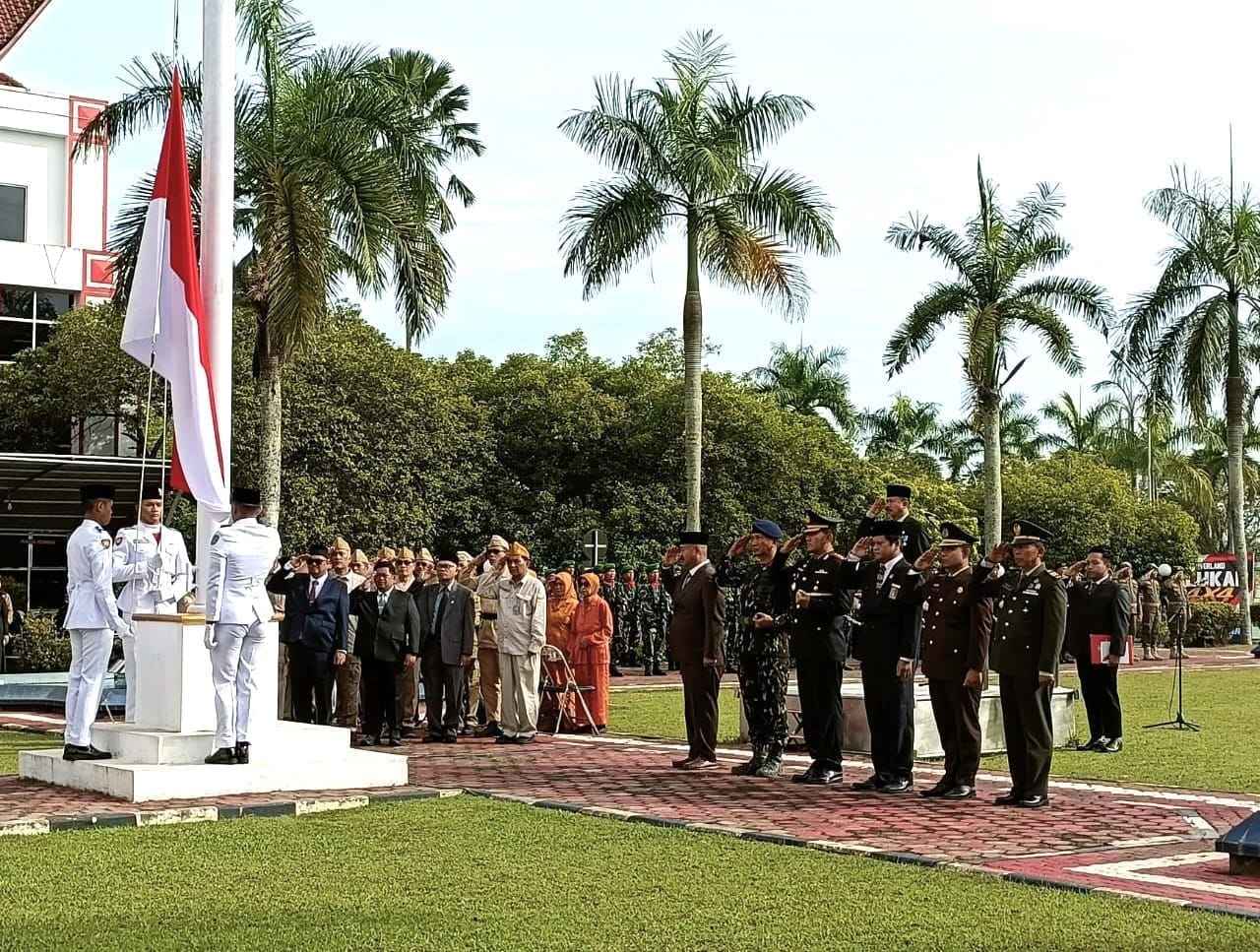 Kenang Jasa Para Pejuang Bangsa, Kasdim Bersama Forkopimda Peringati Hari Pahlawan ke-80 Kenang Jasa Para Pejuang Bangsa, Kasdim Bersama Forkopimda Peringati Hari Pahlawan ke-80